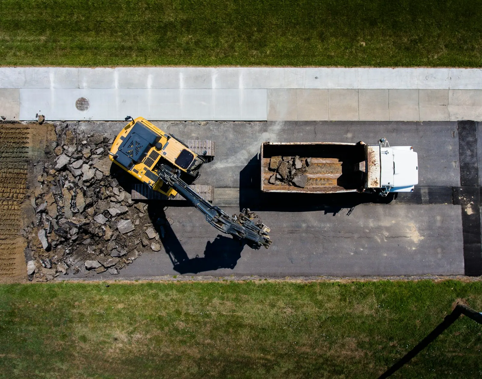 Vue aérienne d’un chantier avec engins et camion benne