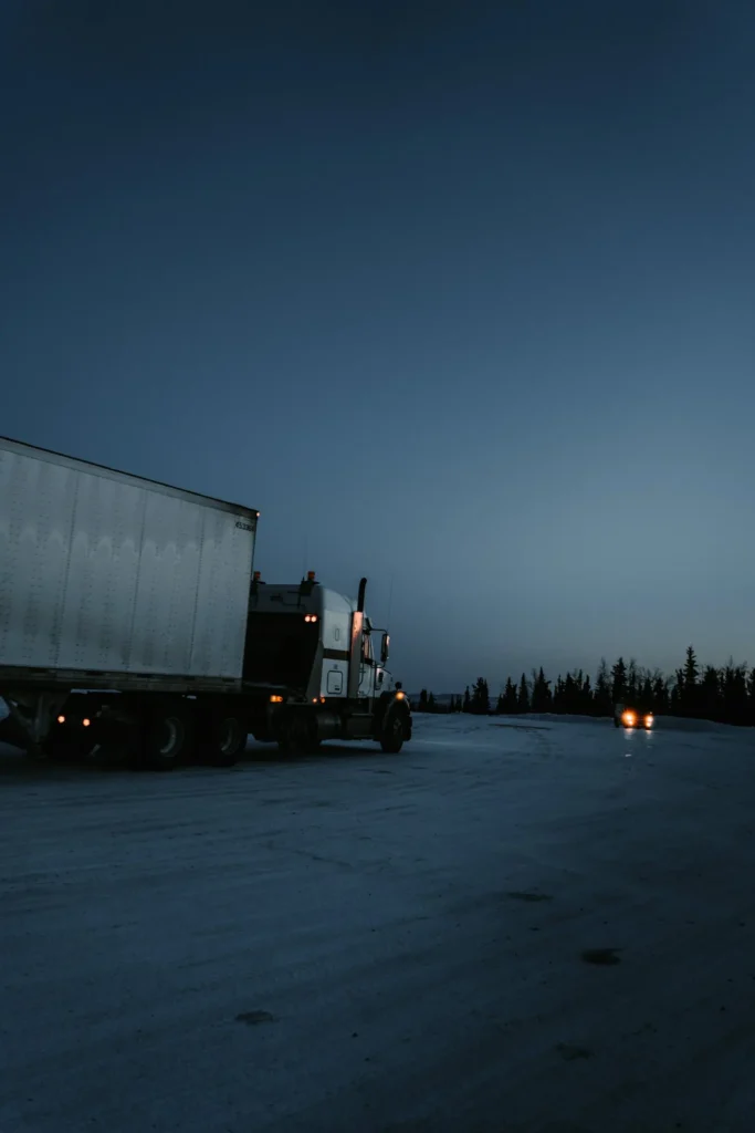 Camion de fret blanc et noir sur la route