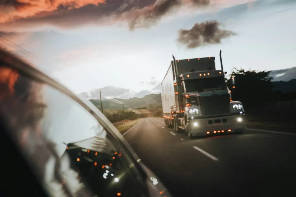 Tracteur routier et semi-remorque sur la route au coucher du soleil