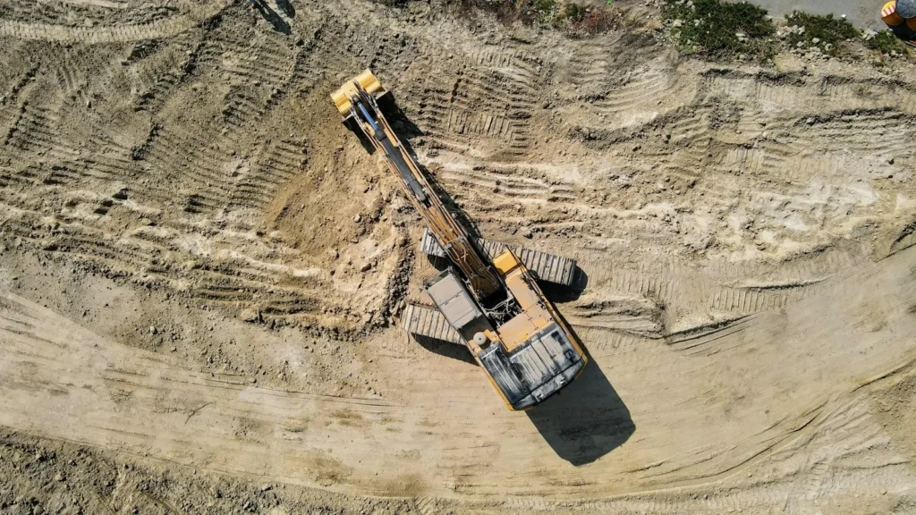 Engin de chantier vu du ciel sur un terrain de terre