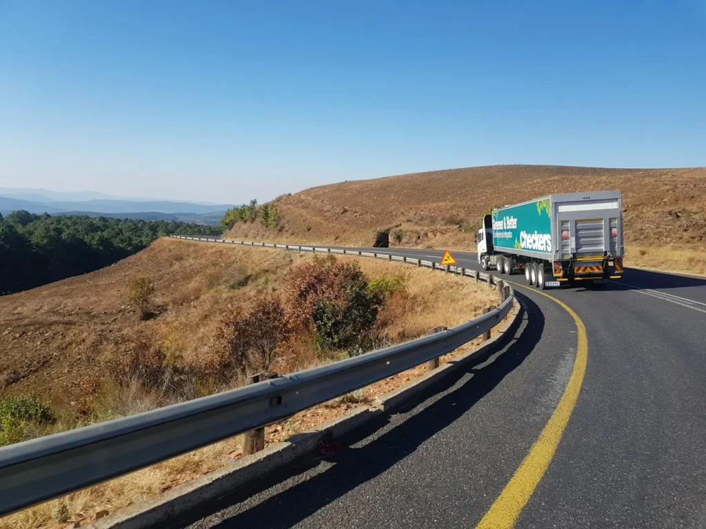 Camion sur une route en journée