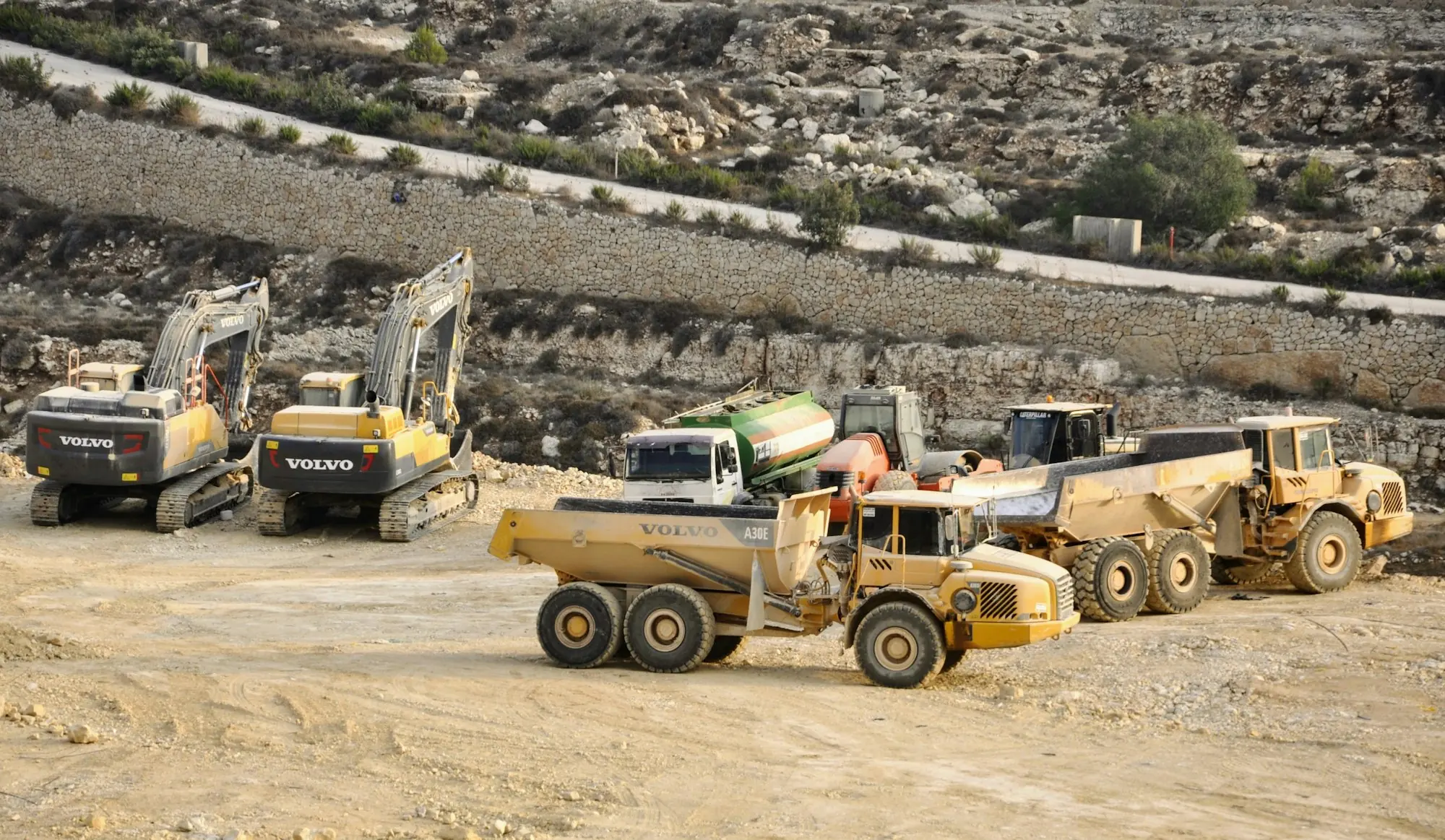 Camions stationnés sur un terrain de chantier