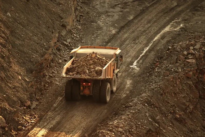 Camion benne roulant sur une piste en terre