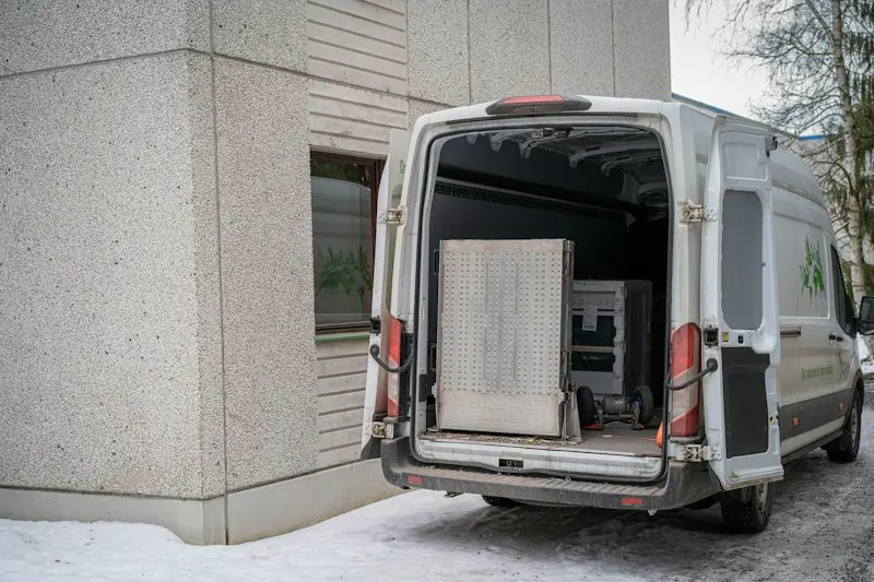 Fourgon de livraison aux portes arrière ouvertes